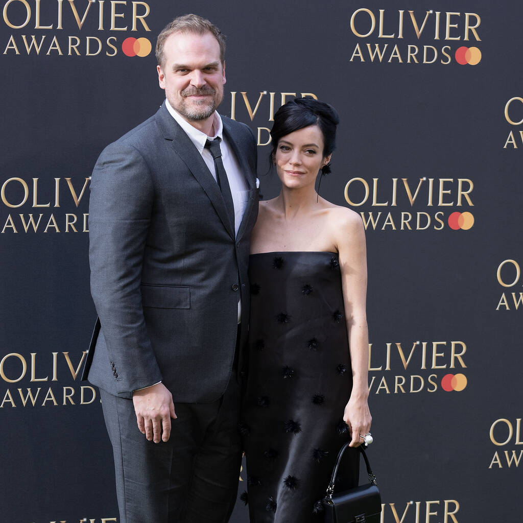 Bild von Lily Allen und David Harbour