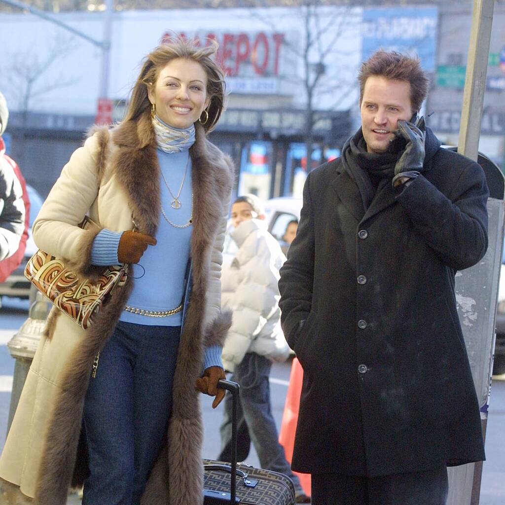 Bild von Elizabeth Hurley und Matthew Perry bei den Dreharbeiten